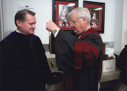 David Gearhart receiving the Chancellor's Medal from Chancellor Alan Sugg, 2008 © Pryor Center for Arkansas Oral and Visual History, University of Arkansas