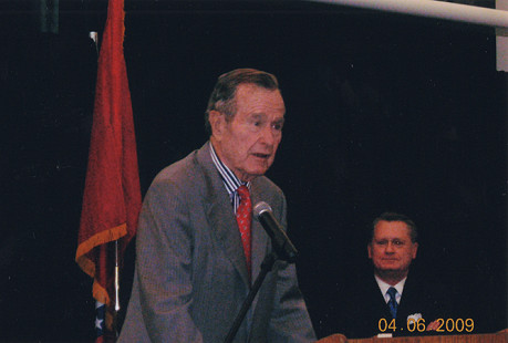 David Gearhart (seated) with George H. W. Bush at the University of Arkansas, April 2009 © Pryor Center for Arkansas Oral and Visual History, University of Arkansas